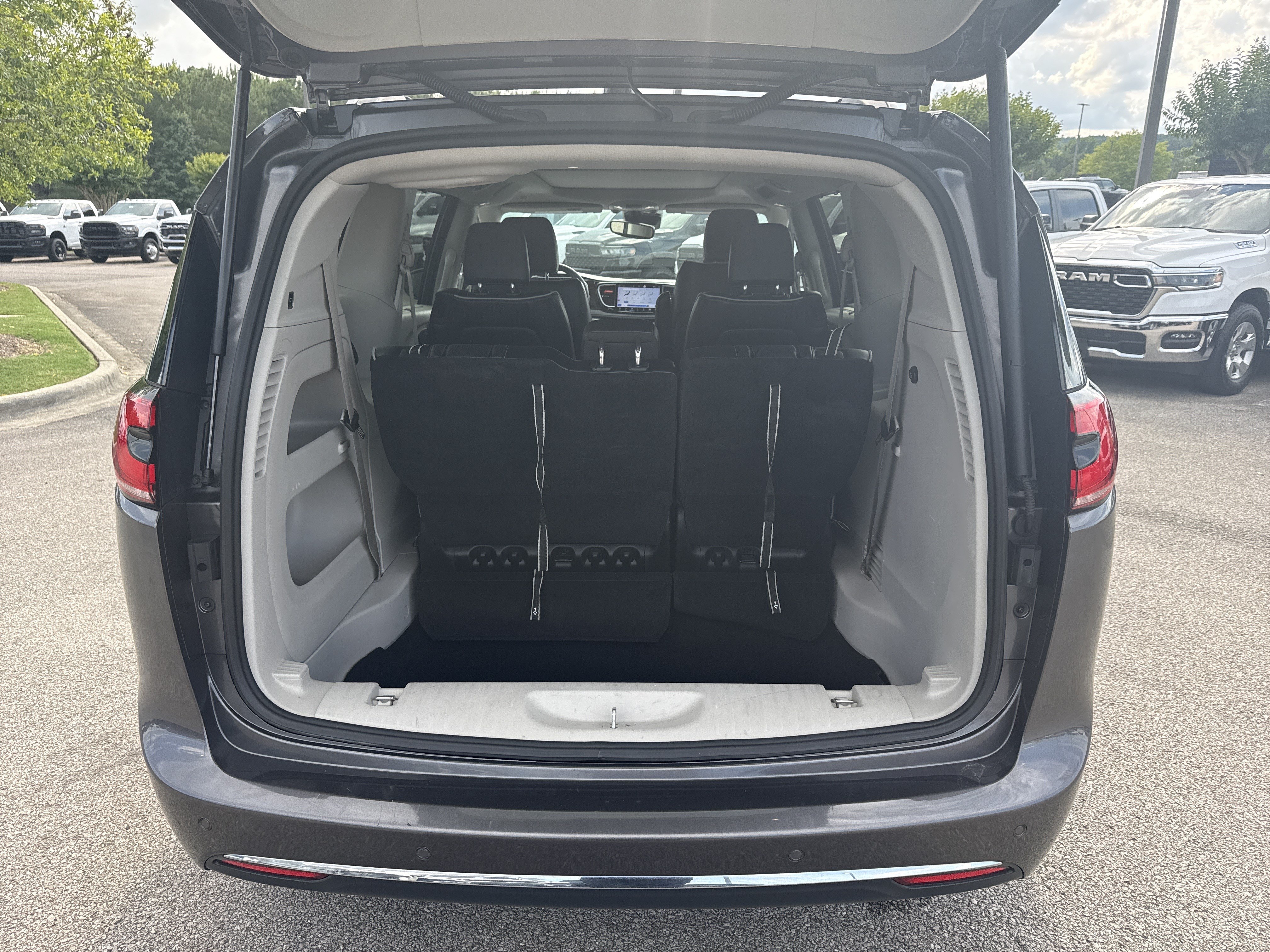 Used 2023 Chrysler Pacifica Limited FWD image 20