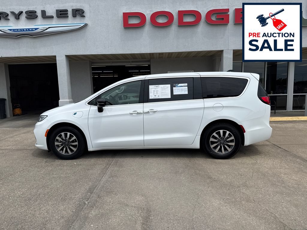 Used 2024 Chrysler Pacifica Limited FWD image 2