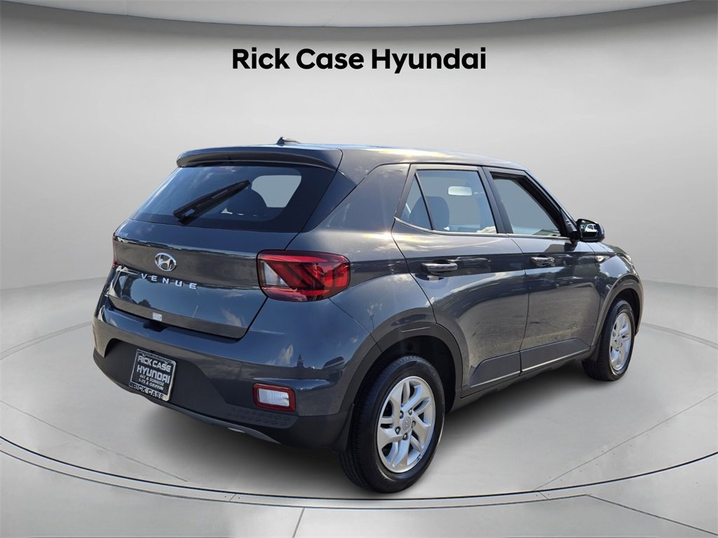 Certified 2025 Hyundai Venue SE image 7