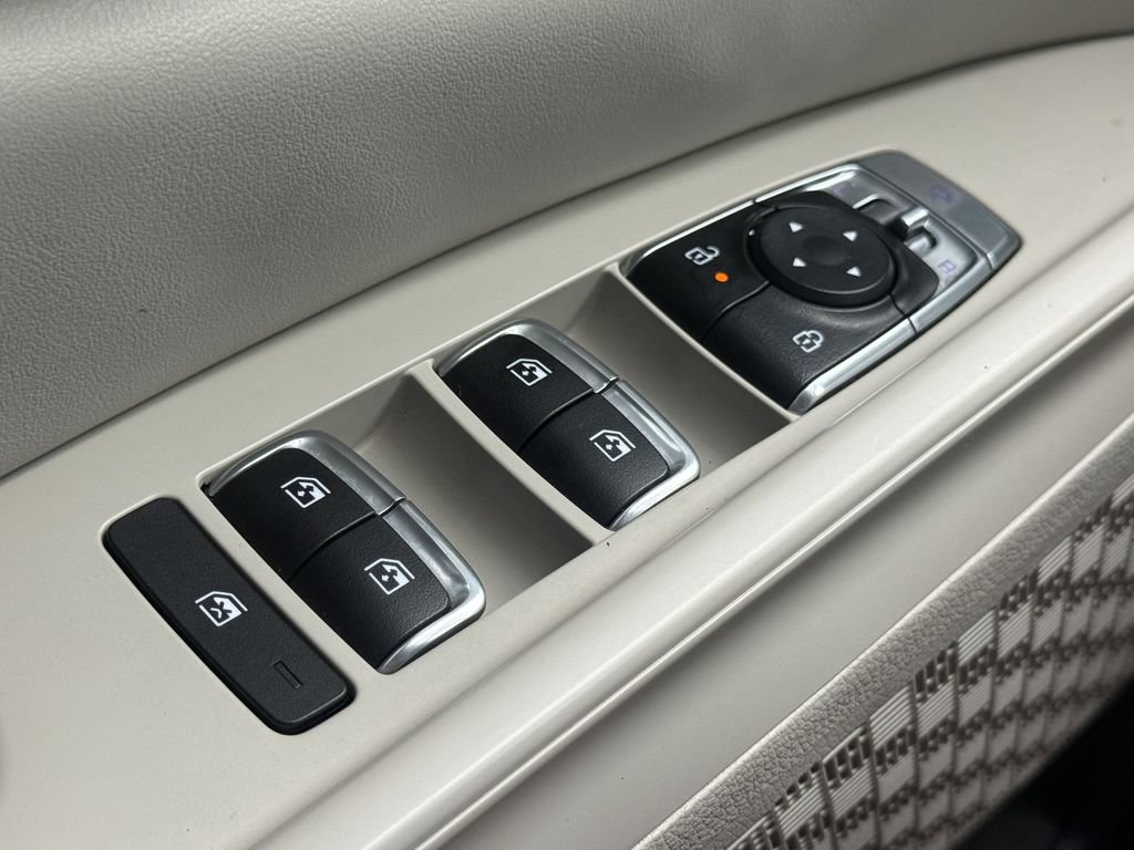 Used 2025 Kia Carnival EX FWD image 26