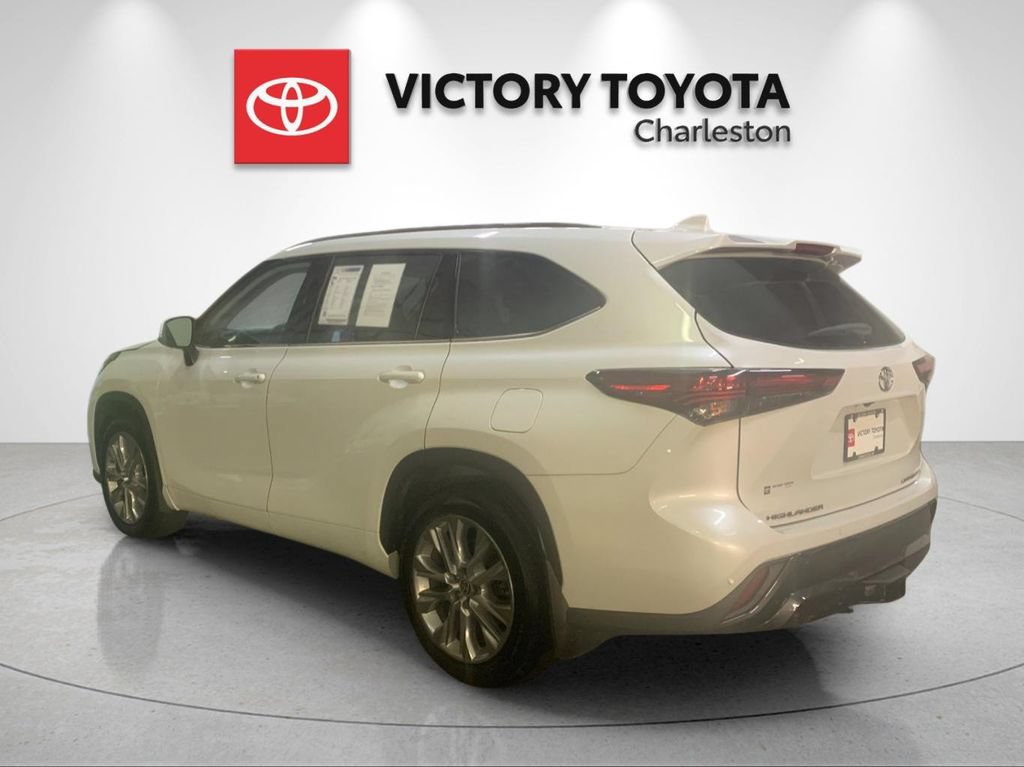 Used 2022 Toyota Highlander Limited AWD/4WD image 3