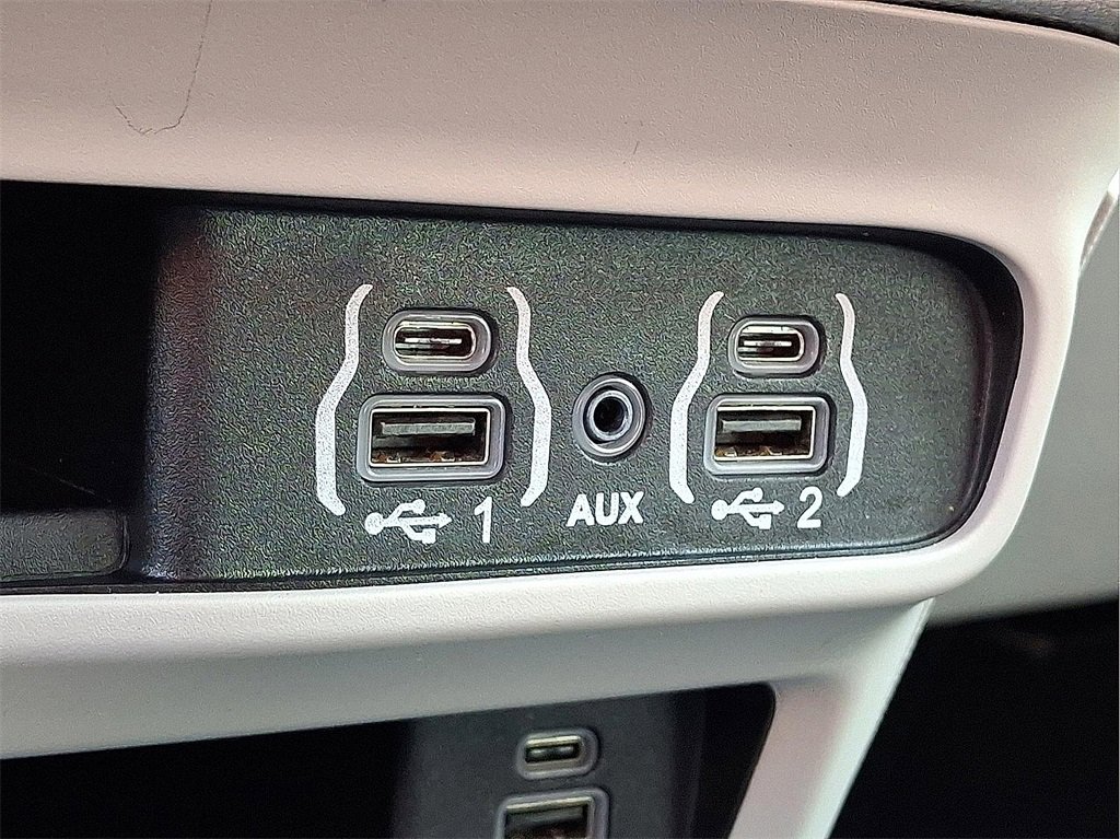 Used 2022 Chrysler Pacifica Touring-L w/ Uconnect Theater Family Group image 27