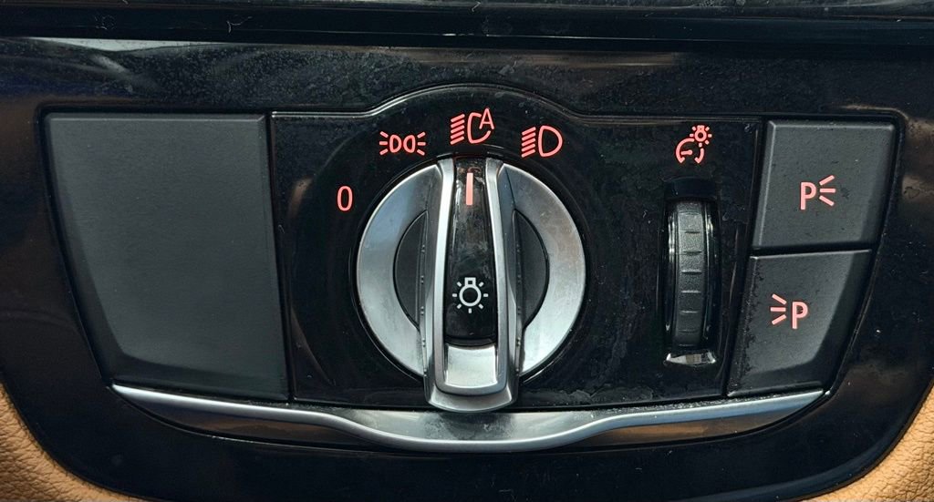 Used 2021 BMW 530i xDrive w/ Premium Package image 15