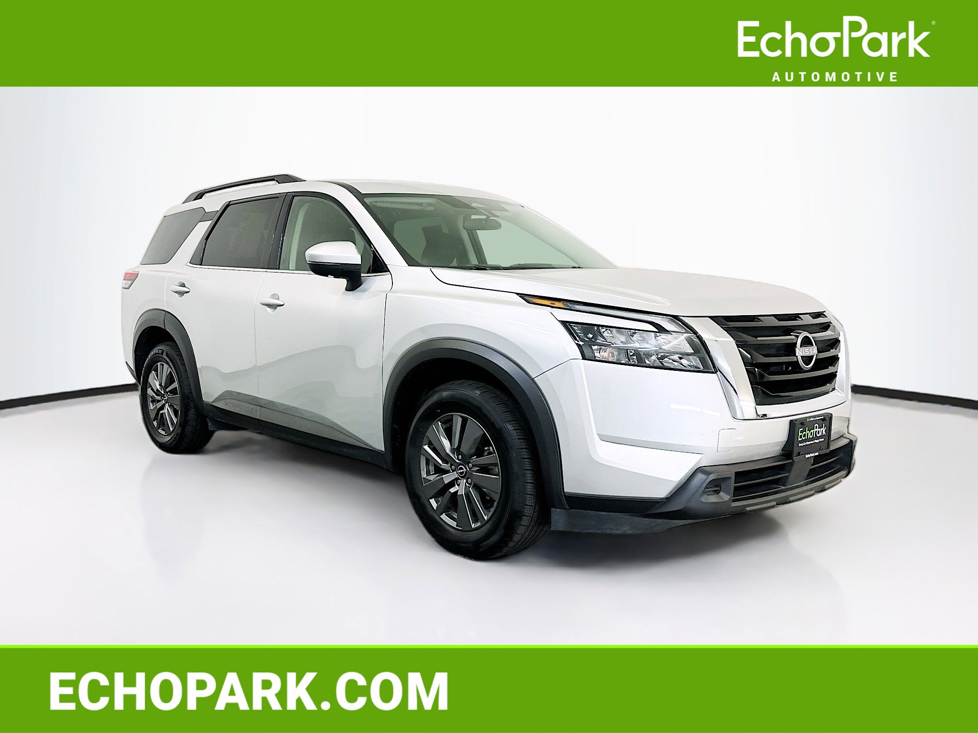 Used 2025 Nissan Pathfinder SV image 1
