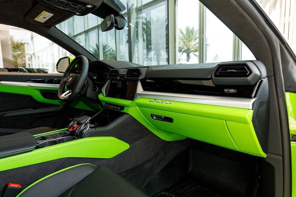 Used 2025 Lamborghini Urus SE image 33