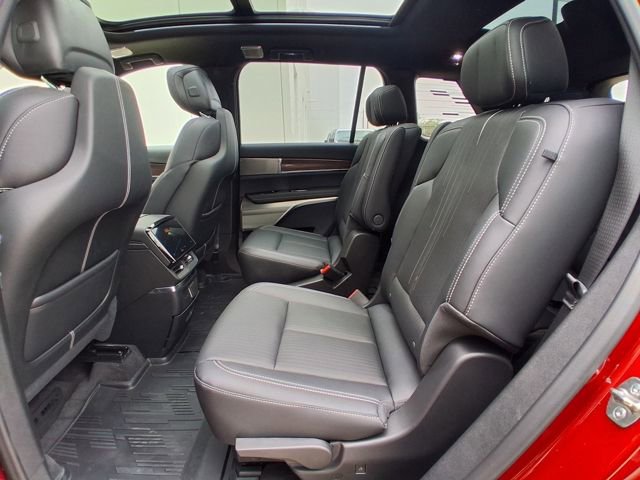 New 2026 Cadillac Vistiq Sport w/ LPO, Floor Liner Package AWD/4WD image 24