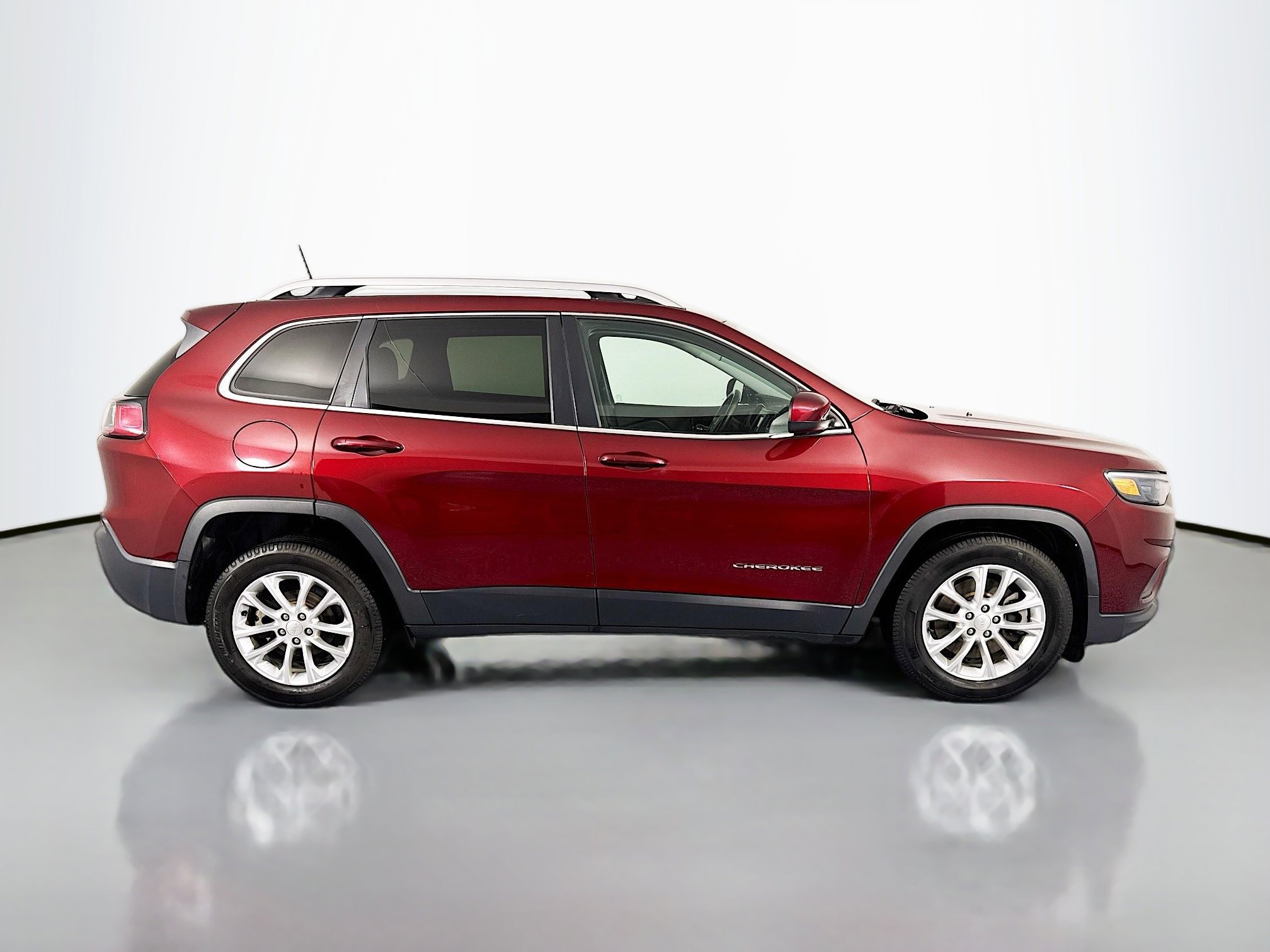 Used 2019 Jeep Cherokee Latitude w/ Cold Weather Group image 4
