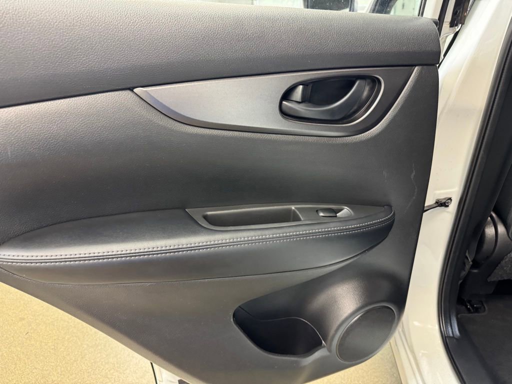 Used 2016 Nissan Rogue S w/ Appearance Package image 15