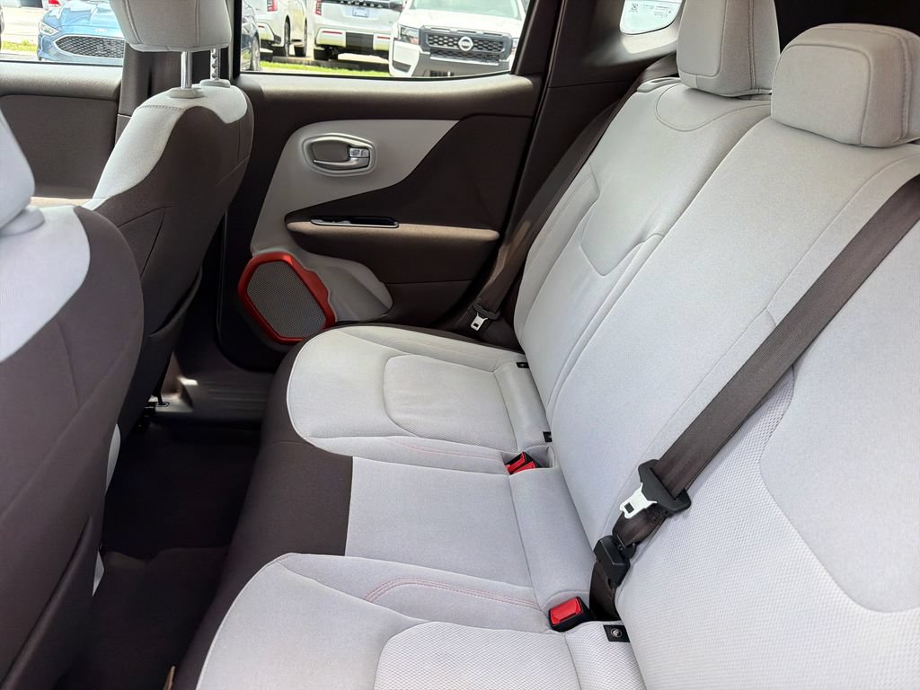 Used 2017 Jeep Renegade Latitude FWD image 30