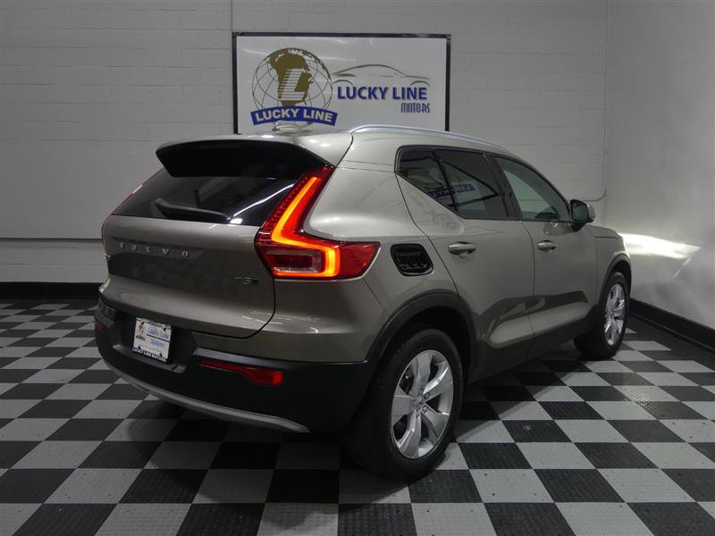 Used 2022 Volvo XC40 T5 Momentum image 10