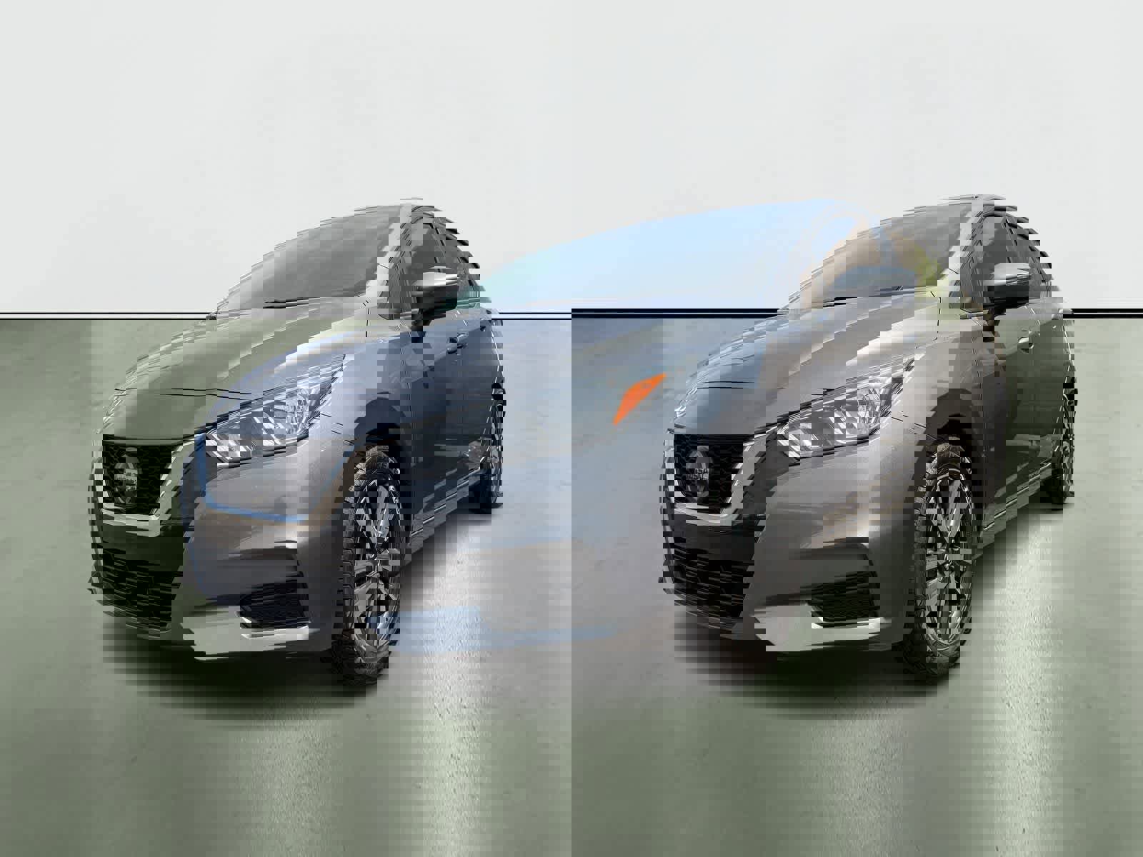 Used 2021 Nissan Versa SV image 2