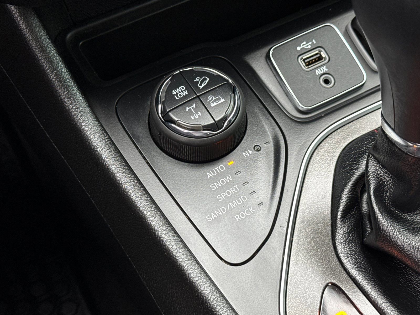 Used 2020 Jeep Cherokee Trailhawk w/ Technology Group image 36