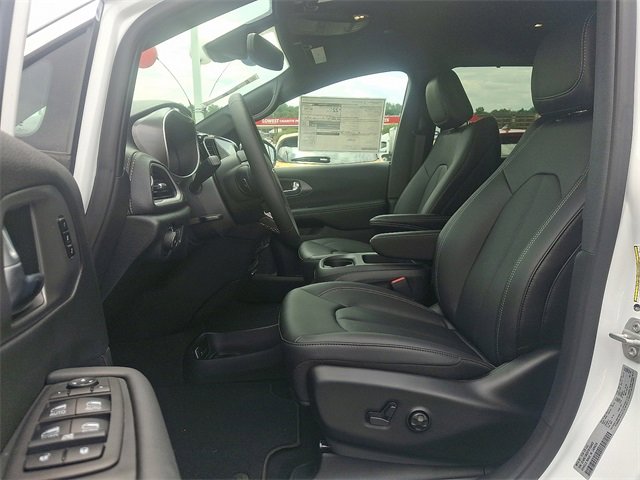 New 2026 Chrysler Pacifica Select image 6