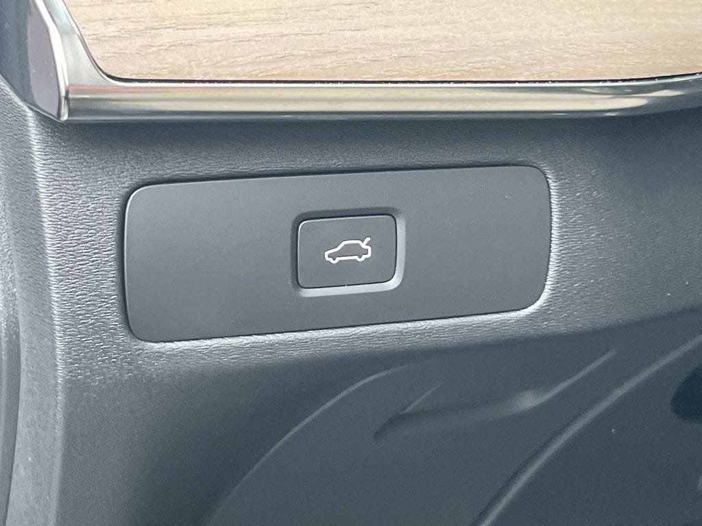 Certified 2026 Volvo XC90 B5 Plus AWD/4WD image 28