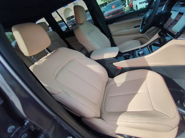 New 2026 Jeep Grand Cherokee Limited w/ Limited Altitude Package AWD/4WD image 39