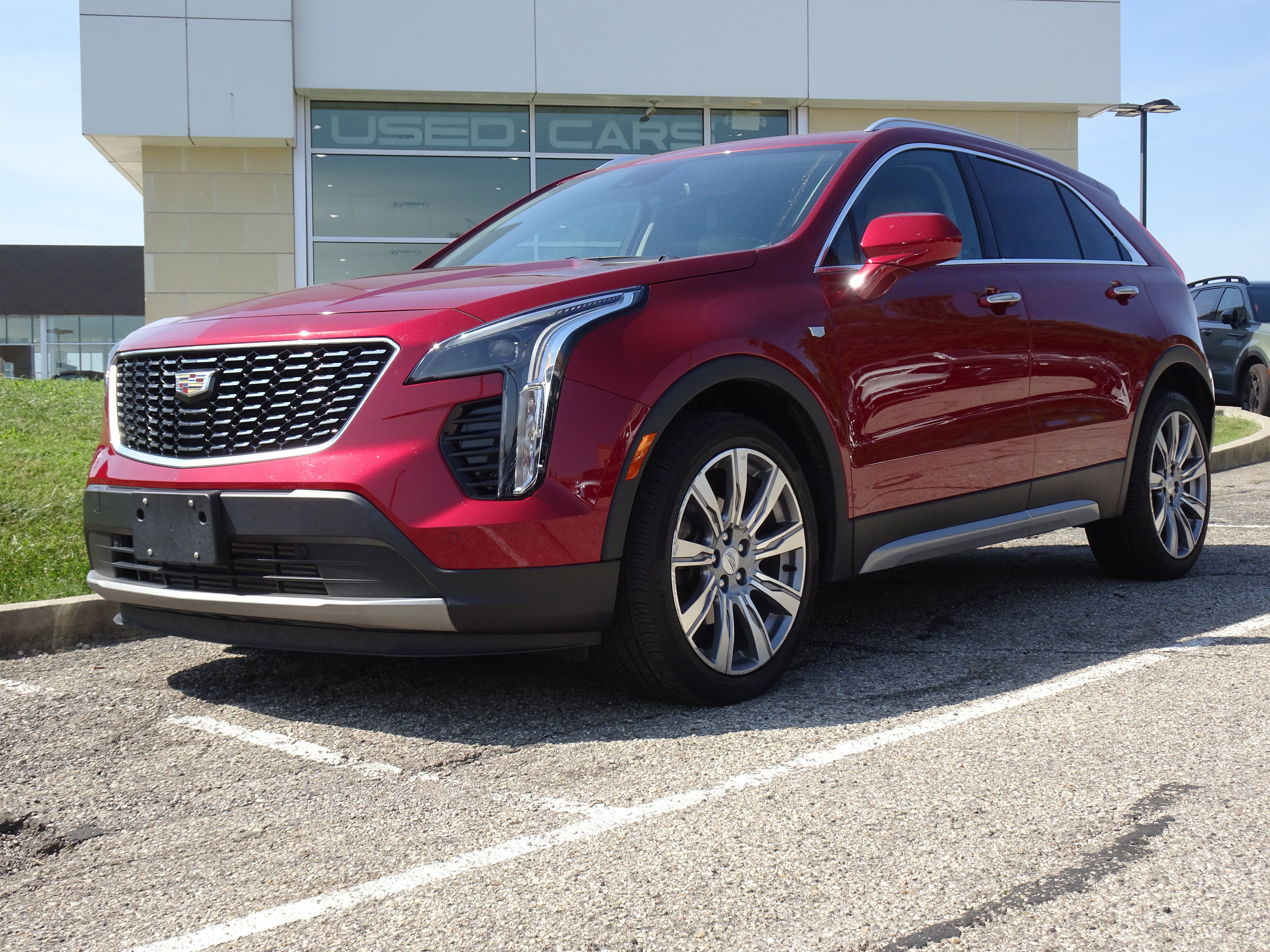 Used 2019 Cadillac XT4 Premium Luxury FWD image 1