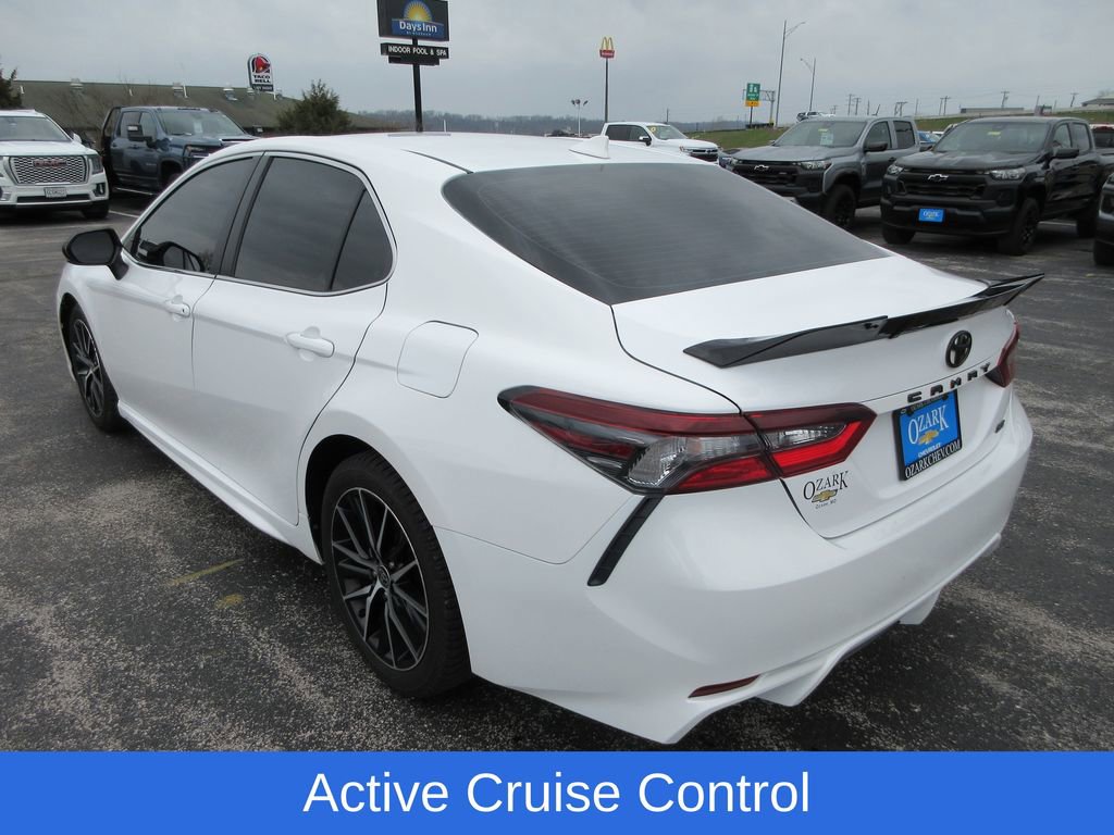 Used 2021 Toyota Camry SE image 3