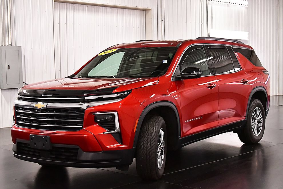 Used 2025 Chevrolet Traverse LT w/ Driver Confidence Package AWD/4WD image 3