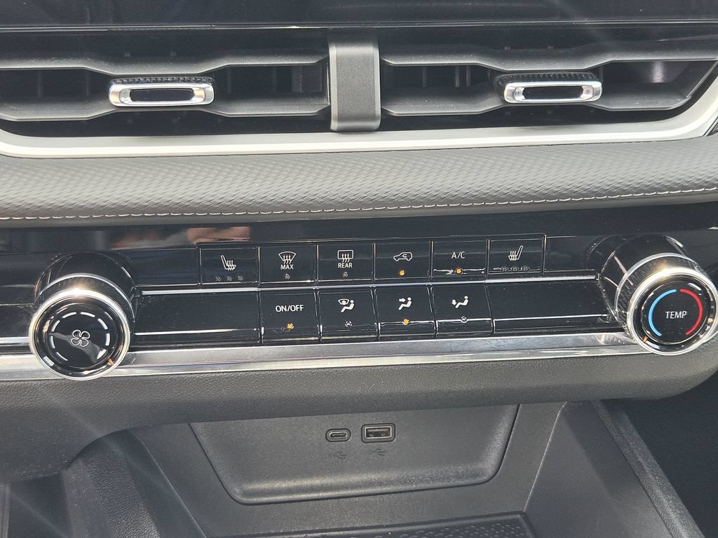 Used 2025 Chevrolet Equinox LT FWD image 19