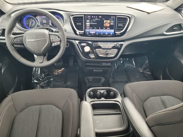 Used 2024 Chrysler Pacifica Touring image 16