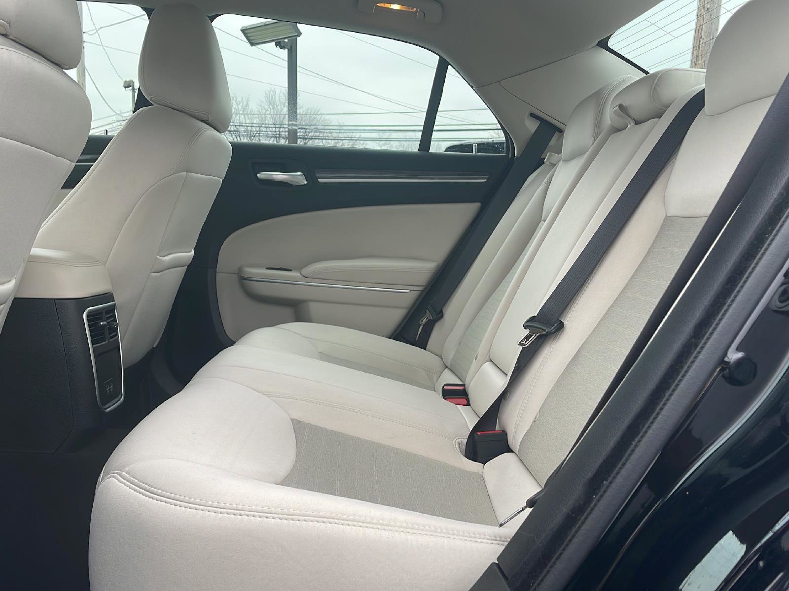 Used 2022 Chrysler 300 Touring w/ Sport Appearance Package image 18