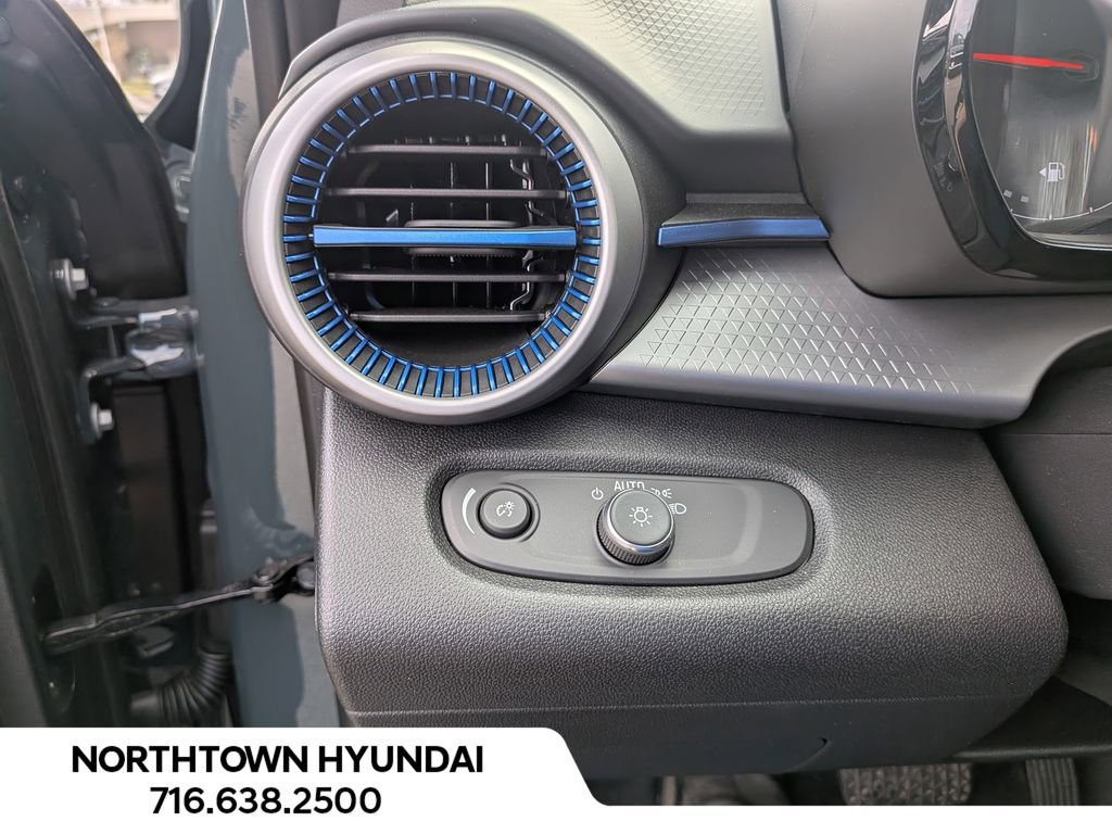 Used 2025 Chevrolet Trax LS image 27