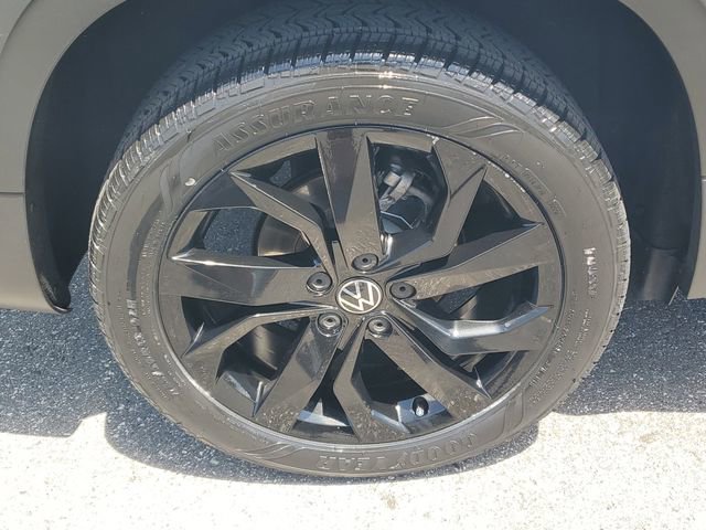 Certified 2022 Volkswagen Taos SE w/ Panoramic Sunroof Package FWD image 5