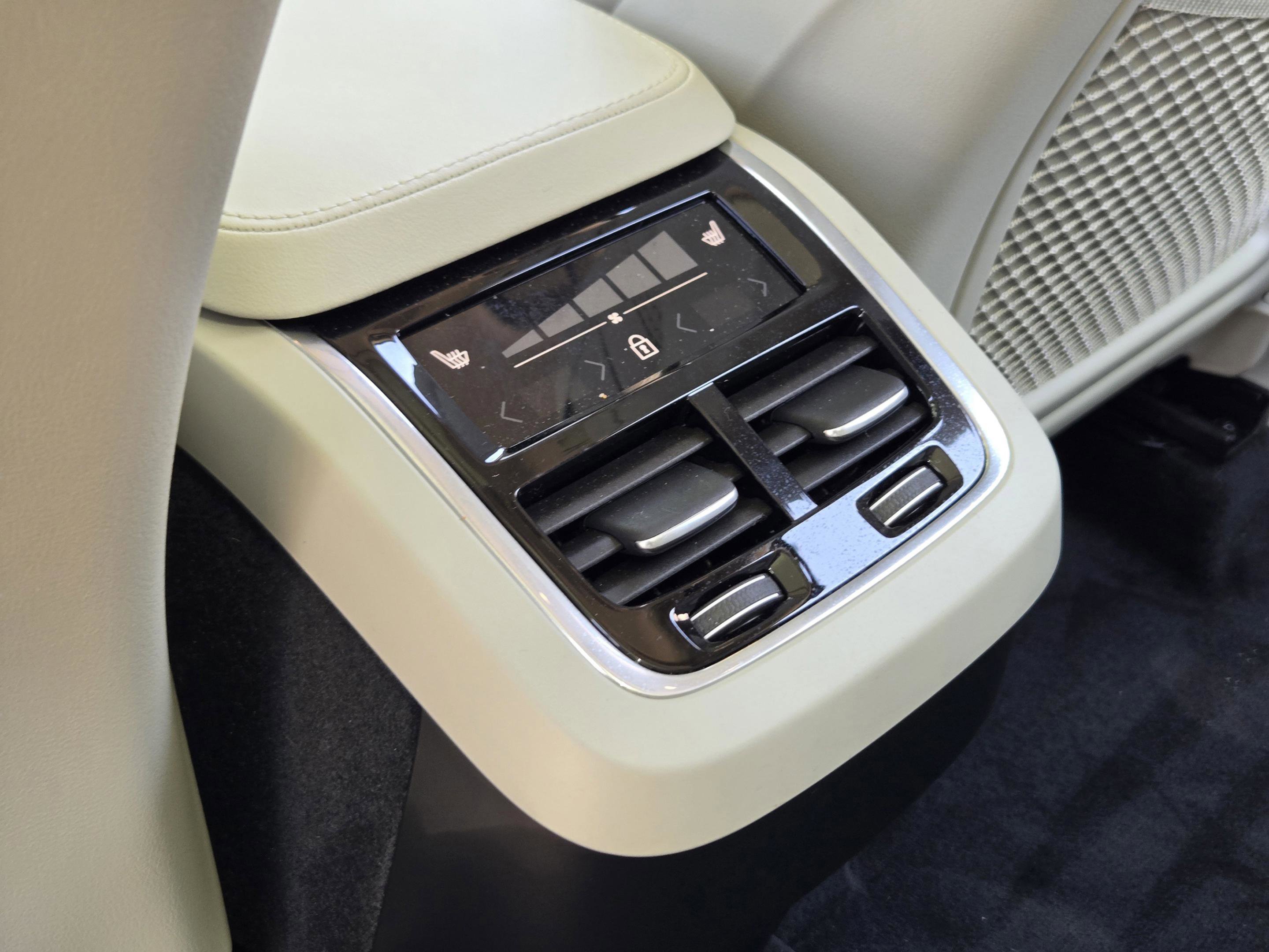 Used 2025 Volvo XC90 B5 Ultra w/ Protection Package Premier image 33