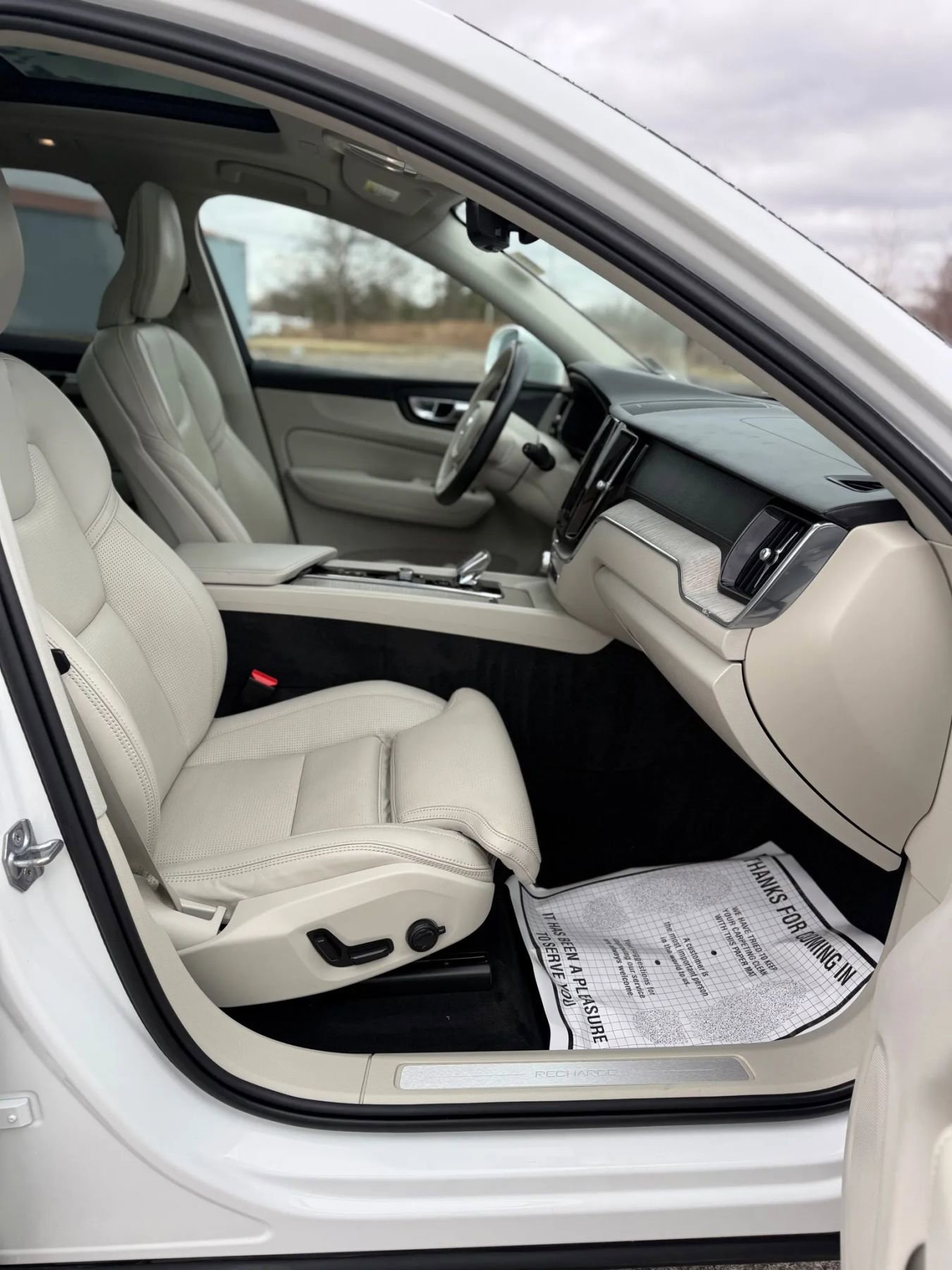 Used 2022 Volvo XC60 T8 Inscription w/ Advanced Package image 17