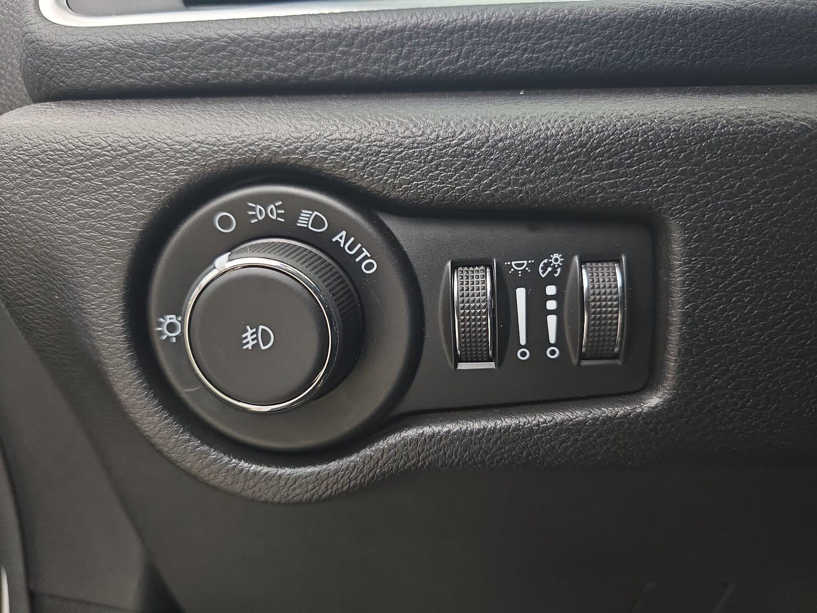 Used 2021 Chrysler Pacifica Limited w/ Uconnect Theater Family Group FWD image 35