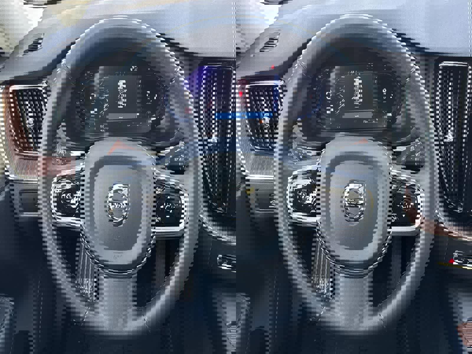 Used 2023 Volvo XC60 B5 Plus image 10