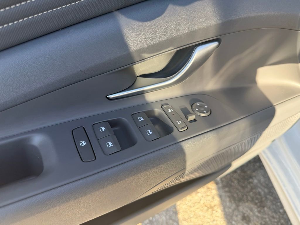 Used 2025 Hyundai Elantra SEL FWD image 30