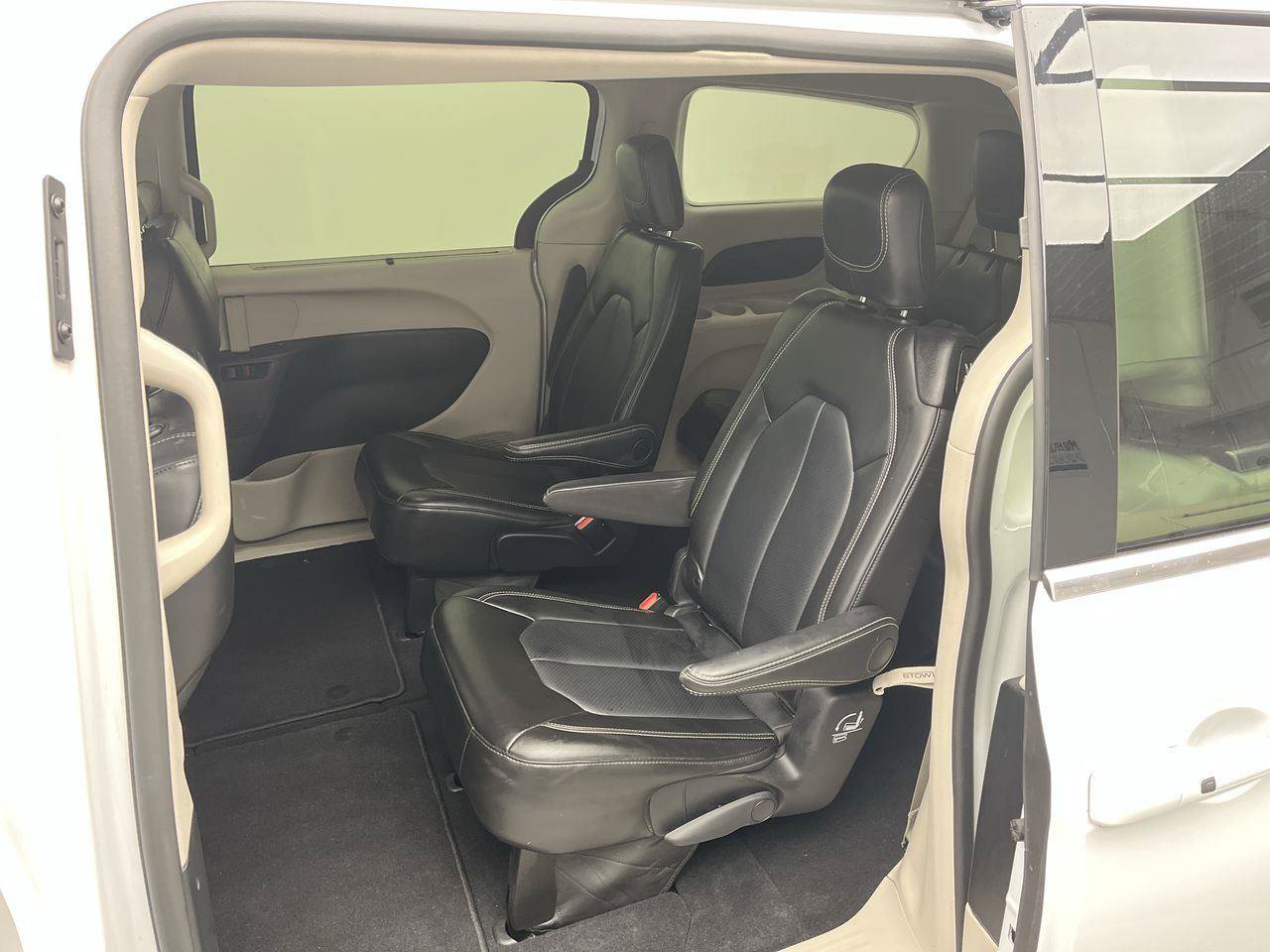 Used 2024 Chrysler Pacifica Touring-L FWD image 10