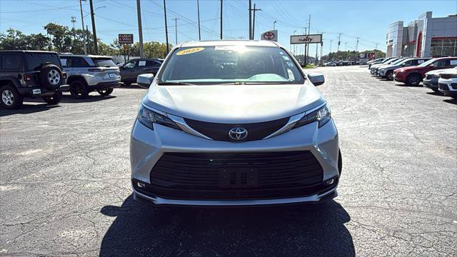 Certified 2025 Toyota Sienna XLE FWD image 2