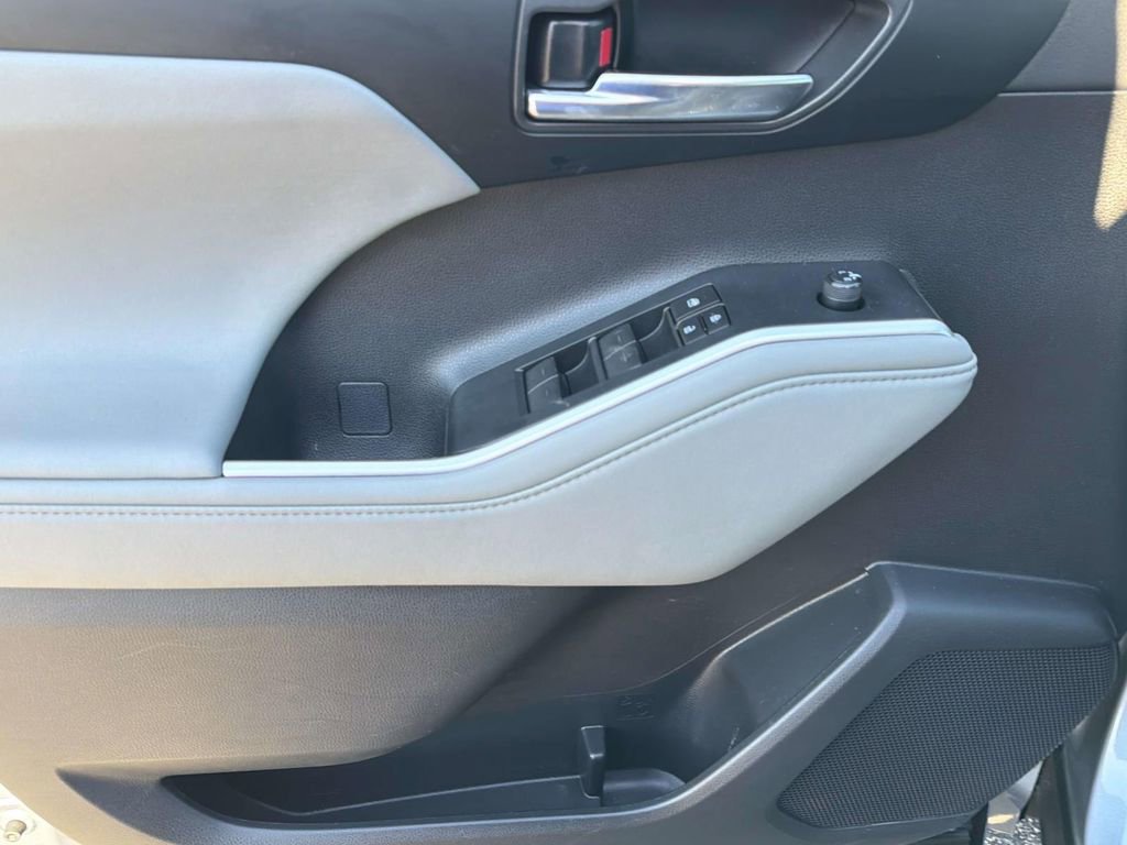 Used 2024 Toyota Highlander XLE FWD image 25