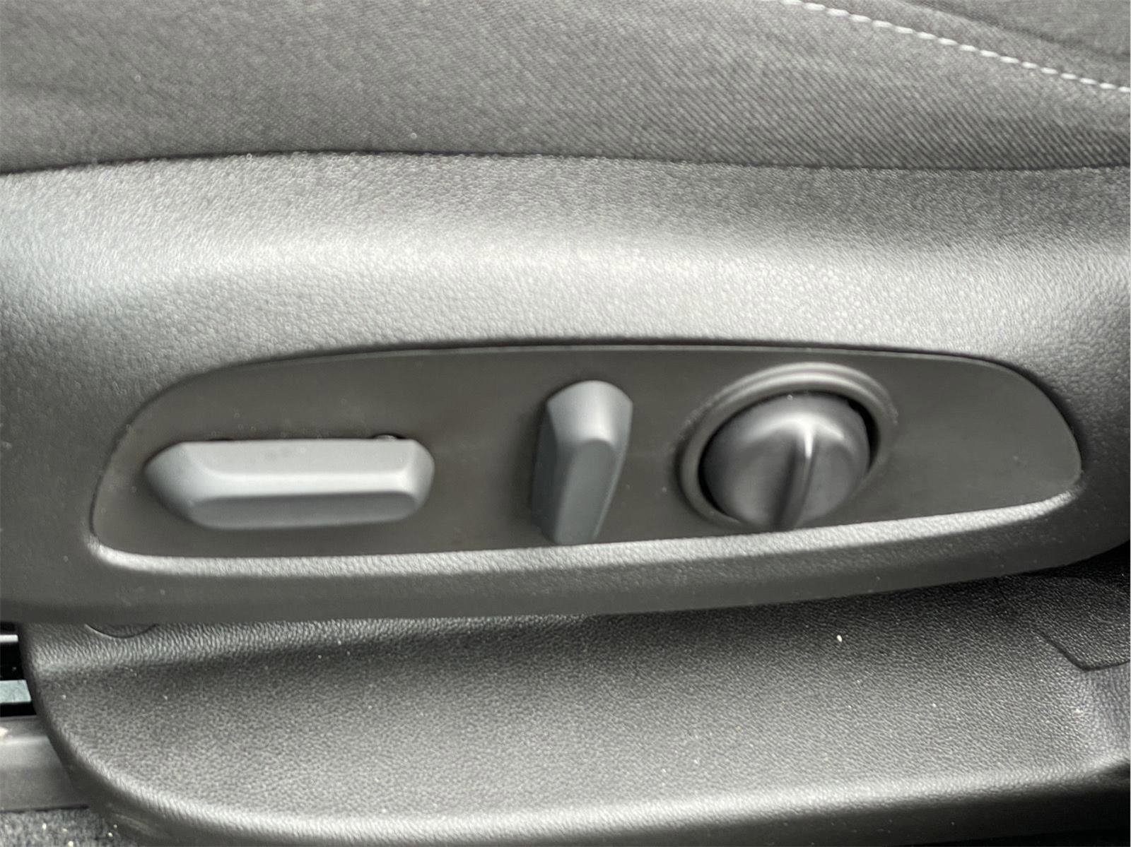 Used 2022 Chevrolet Traverse LT image 25