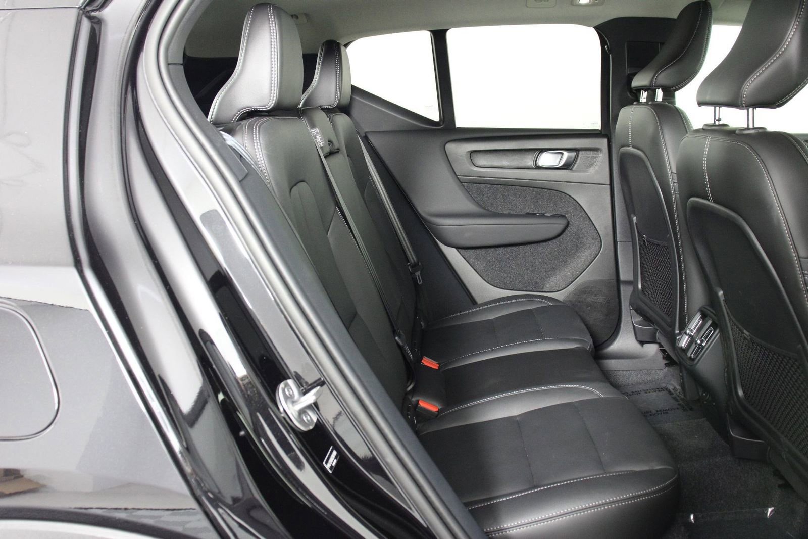 Certified 2025 Volvo XC40 B5 Plus AWD/4WD image 30