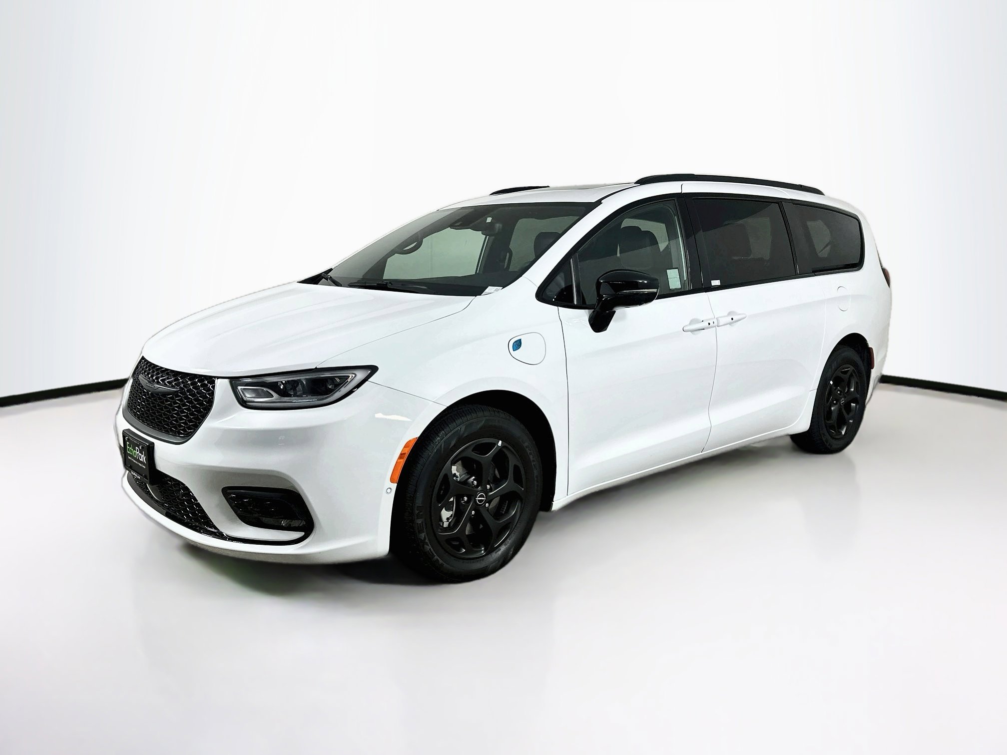 Used 2025 Chrysler Pacifica Premium FWD image 3