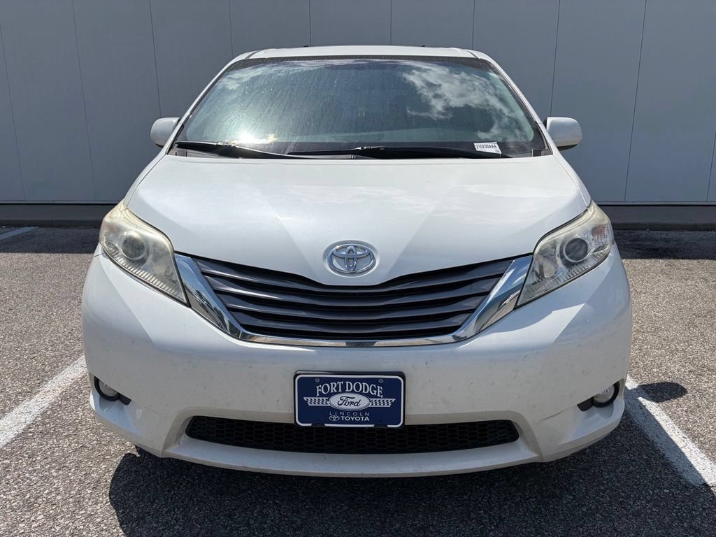 Used 2015 Toyota Sienna XLE w/ XLE Navigation Package FWD image 11