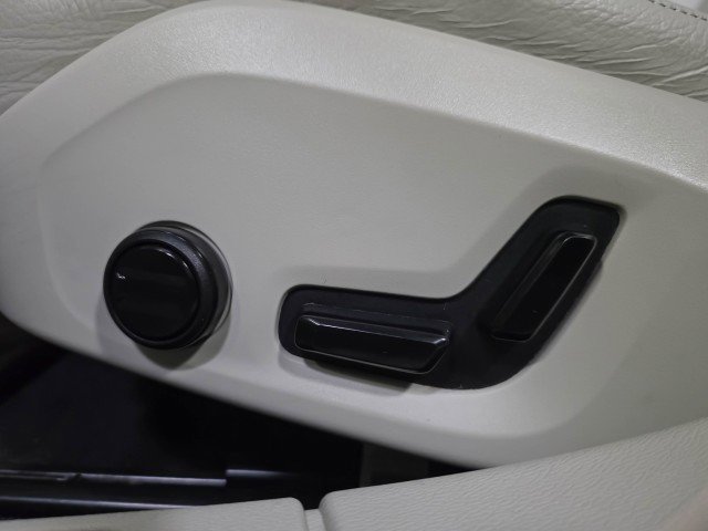 Used 2022 Volvo S60 T8 R-Design Expression w/ Advanced Package image 28