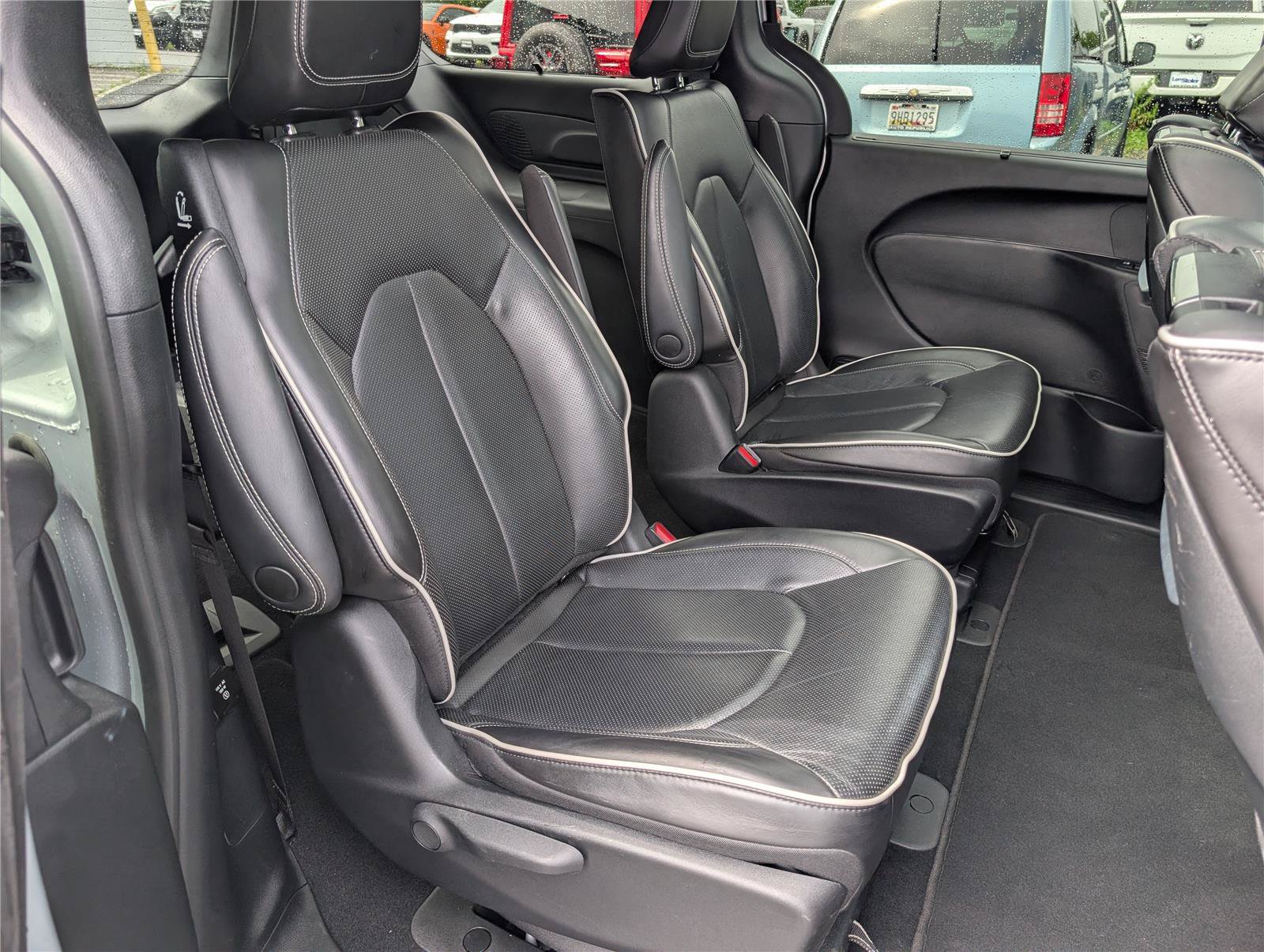 Used 2023 Chrysler Pacifica Limited w/ Uconnect Theater Family Group FWD image 12