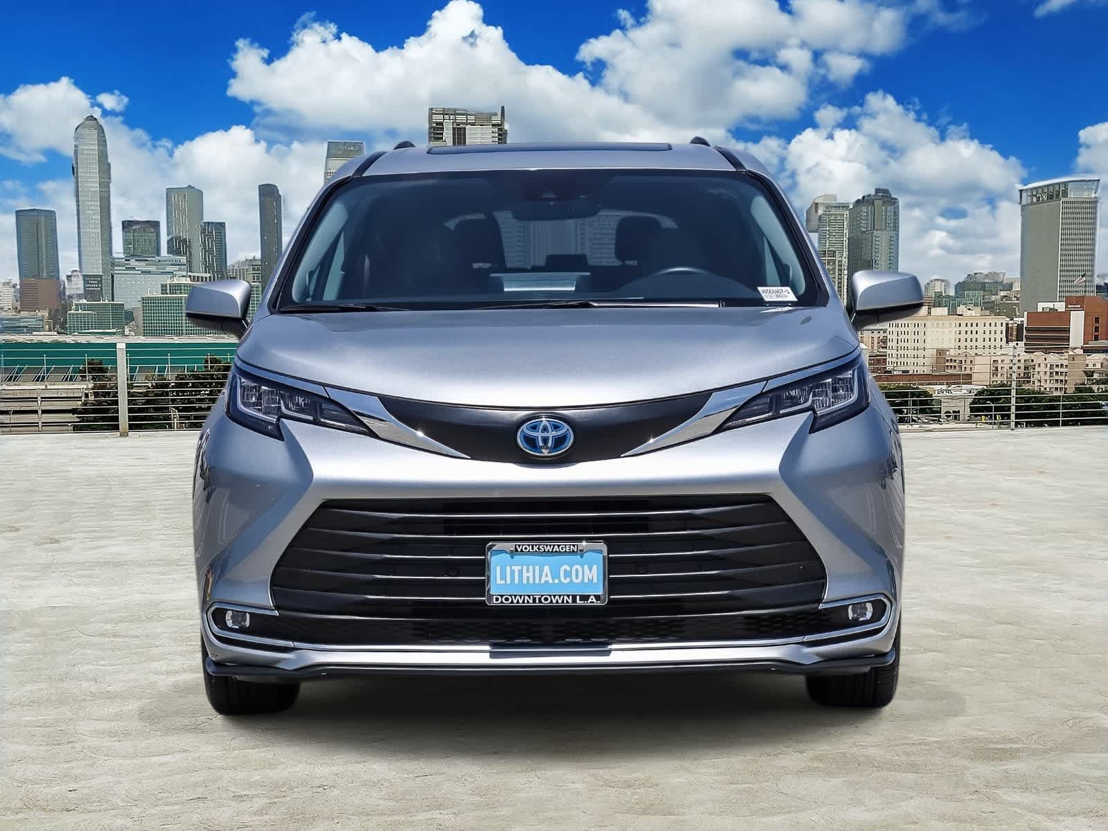 Used 2023 Toyota Sienna XLE w/ XLE Plus Package FWD image 2