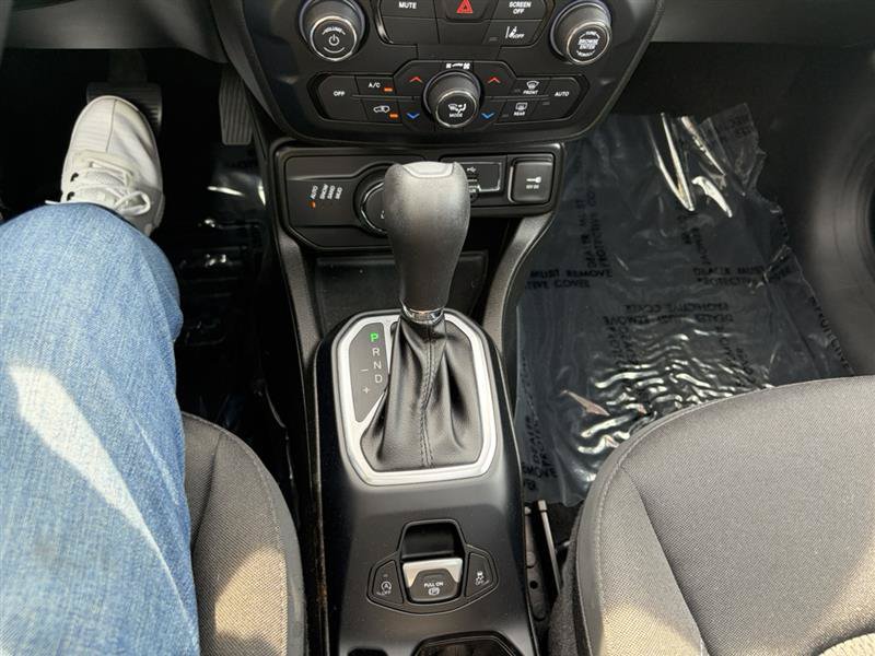 Used 2023 Jeep Renegade Altitude w/ Sun/Sound Group AWD/4WD image 23