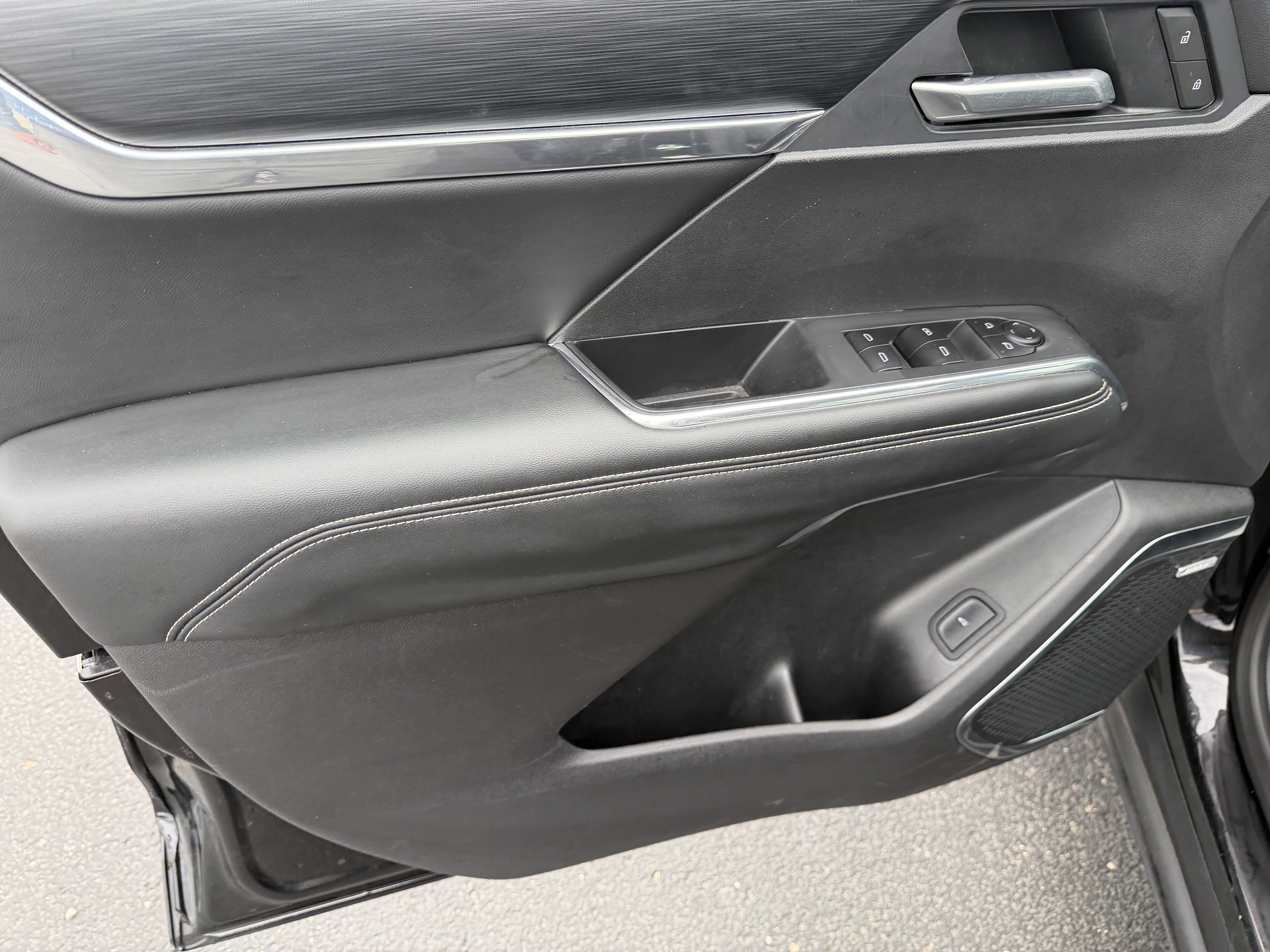 Used 2025 GMC Acadia Elevation image 15