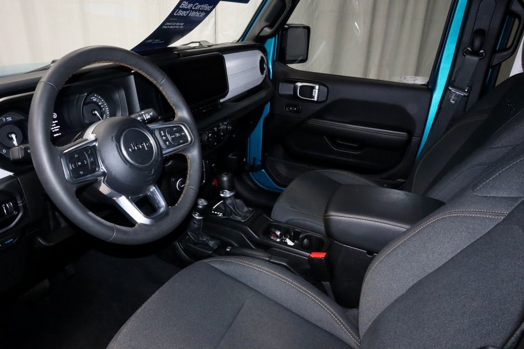 Used 2024 Jeep Wrangler Unlimited Sahara w/ Technology Group AWD/4WD image 25
