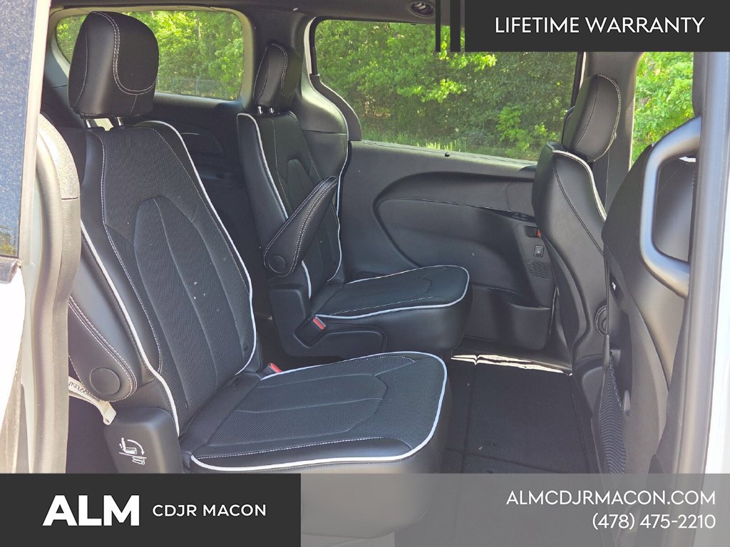 New 2026 Chrysler Pacifica Limited w/ S Appearance Package FWD image 17