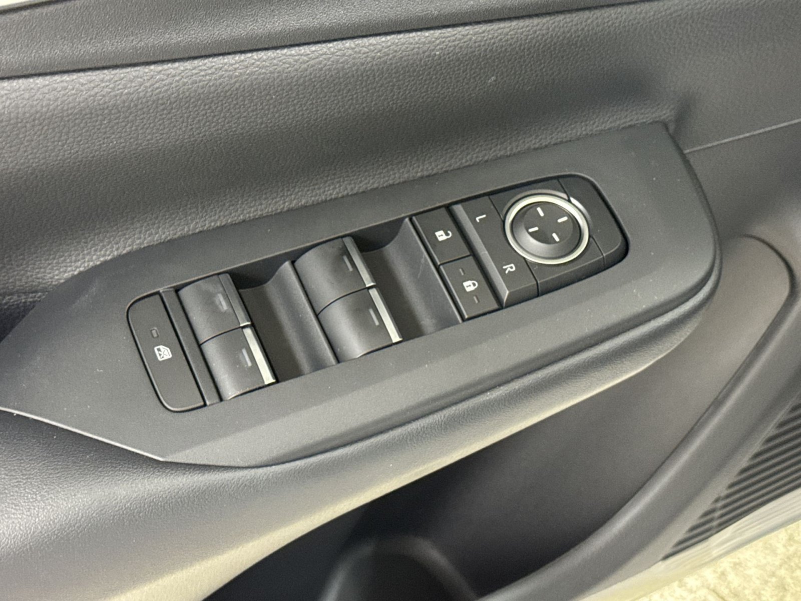 New 2026 Toyota Prius Plug-In Hybrid FWD image 23