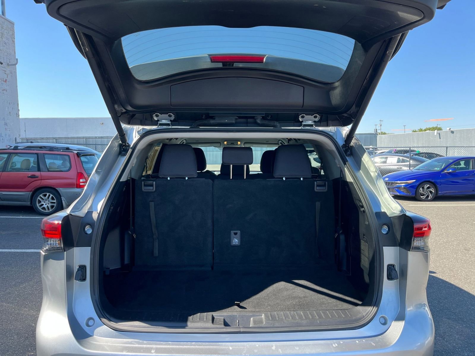 Used 2025 Toyota Highlander LE FWD image 33