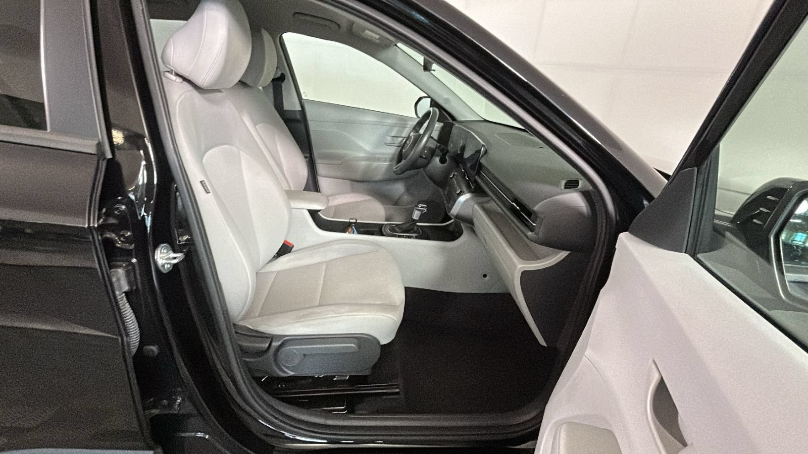 Used 2025 Hyundai Kona SEL FWD image 34