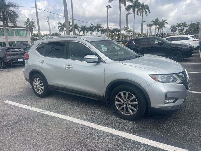 Used 2017 Nissan Rogue SV image 1